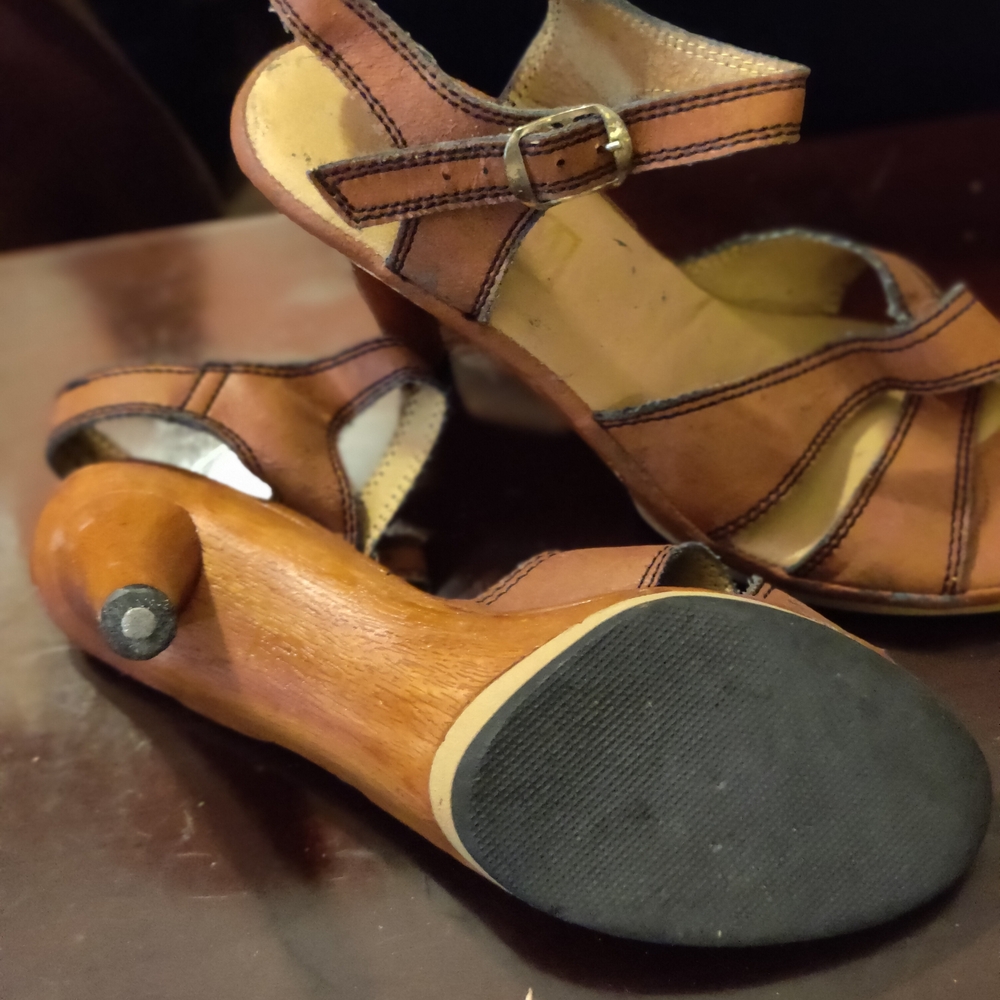 Chic Brown Vintage 70s Strappy Heeled Sandals - Picture 2 of 4